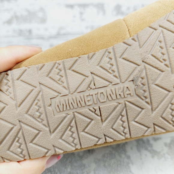 New Minnetonka Tan Suede Slip On Lace Top Fur Lining Casual Flat Loafers F80 - Picture 9 of 11